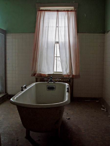 Bathtub With Window