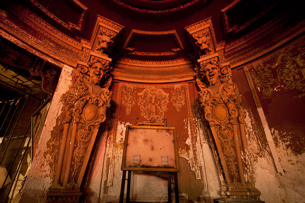 abandoned theater statues